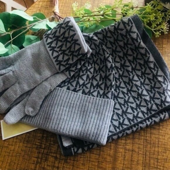 Michael Kors MK Logo Hat Scarf & Gloves Set – New IN Box - Picture 2 of 3